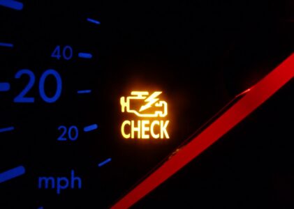 Почему горит ошибка check engine?